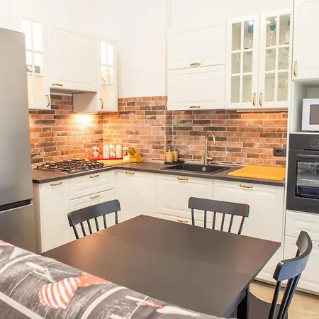 Accogliente A Pochi Passi Dalla Metro, San Siro E Con Aria Condizionata Milaan