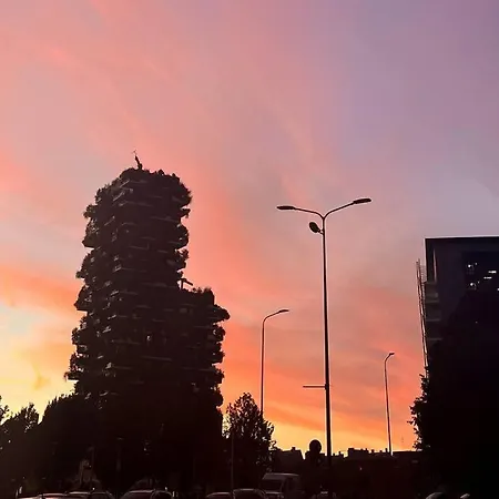 Modern - Walking Distance To Station *