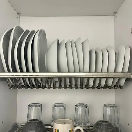 Апартаменты Modern - Walking Distance To Station