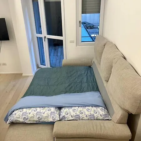 Modern - Walking Distance To Station *