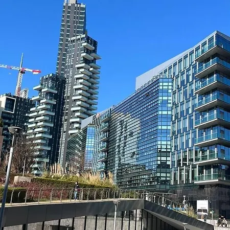 Апартаменты Modern - Walking Distance To Station