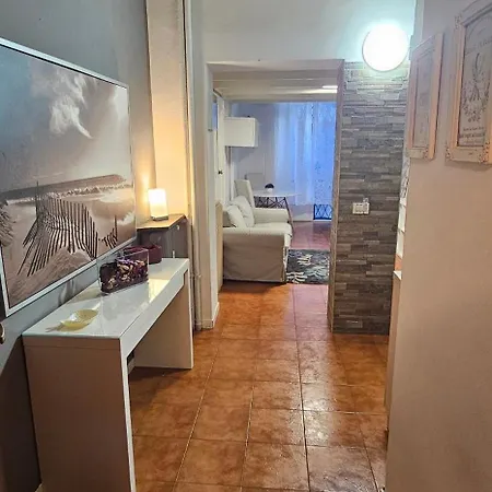 House In The Center Of דירה