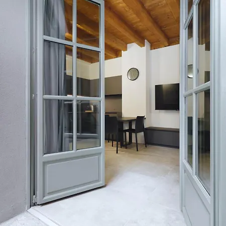 Just Urban - Boutique With Parking And Gym