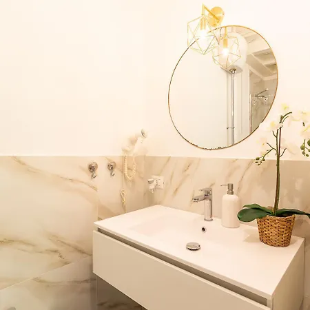 - Alzaia Naviglio Grande Milán