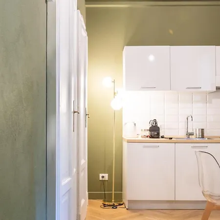 - Alzaia Naviglio Grande Milán