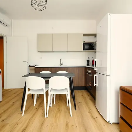 아파트 Joivy 1-bed With Balcony Near Subway