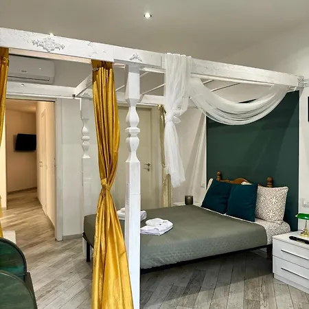 Four Bedroom In The Centre Of The *