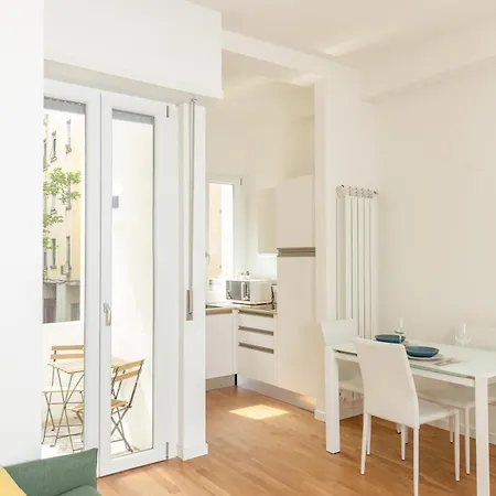 Appartement Exclusive Apartment - Next To The Metro Milaan