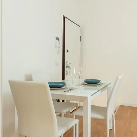 Appartement Exclusive Apartment - Next To The Metro Milaan