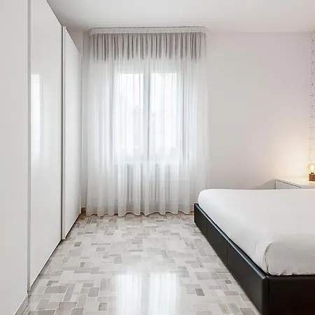 Stayeasy Staro5 - 5 Minutes To Udine Subway Apartment