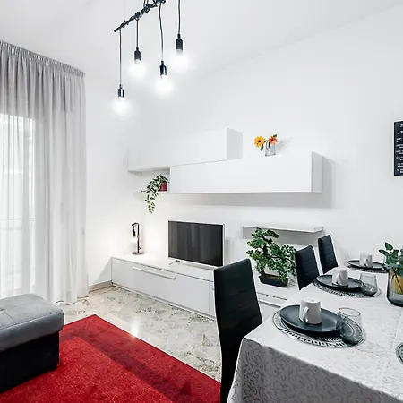 Stayeasy Staro5 - 5 Minutes To Udine Subway Apartment Mailand