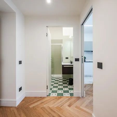 Spacious In Next To Metro *