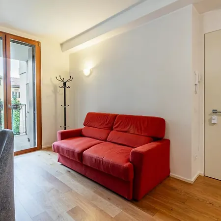 Homeby, Oasis Milán