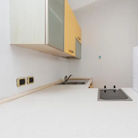 Guesthost - Viale Umbria Bright Apartament Mediolan