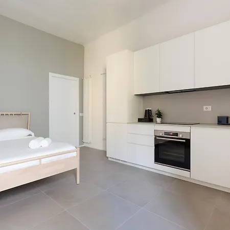 Guesthost - Corso Vercelli Cosy And Bright Апартаменты *