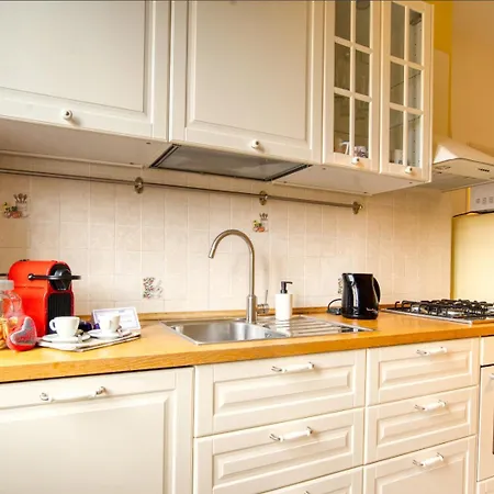 Guesthost - Giallo In Milano!