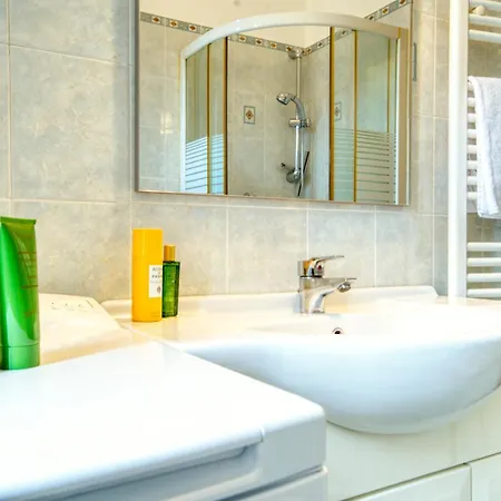 Guesthost - Giallo In Milano! * Milán