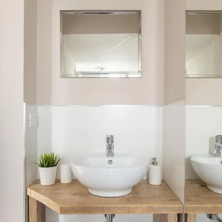 Stylish Studio, Skyline View, Modern Amenities * Milan