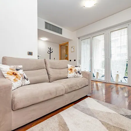 Apartman Arcimboldi Terrace - Parking Private Included, Free Wifi & Ac