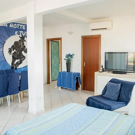 Deluxe Skyline Fantastic View Attic 6-7 Guests, One Bathroom, With Terrace And Pool Near To 2 Metro Lines And Well Connected To Airport And Train Stationand, Easy Parking Nearby Apartament