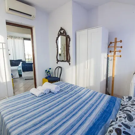 Deluxe Skyline Fantastic View Attic 6-7 Guests, One Bathroom, With Terrace And Pool Near To 2 Metro Lines And Well Connected To Airport And Train Stationand, Easy Parking Nearby Mediolan