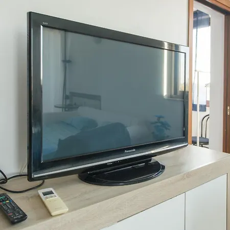 Deluxe Skyline Fantastic View Attic 6-7 Guests, One Bathroom, With Terrace And Pool Near To 2 Metro Lines And Well Connected To Airport And Train Stationand, Easy Parking Nearby * Mediolan