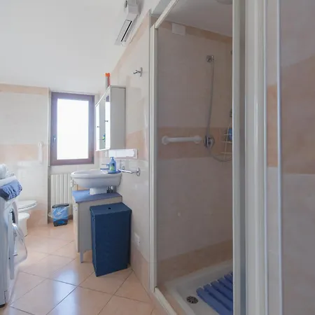 Deluxe Skyline Fantastic View Attic 6-7 Guests, One Bathroom, With Terrace And Pool Near To 2 Metro Lines And Well Connected To Airport And Train Stationand, Easy Parking Nearby Apartament *