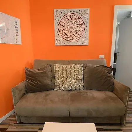Argento, Bright Flat In The Center, 7 Guests, Parking & Wifi, Near To 3 Tram Lines And The Metro - Well Connected To Airports And To The Train Station Appartamento