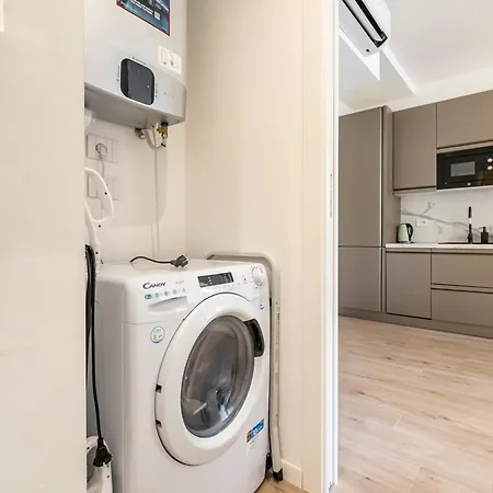 Guesthost - Charming 230m From Isola M5 아파트