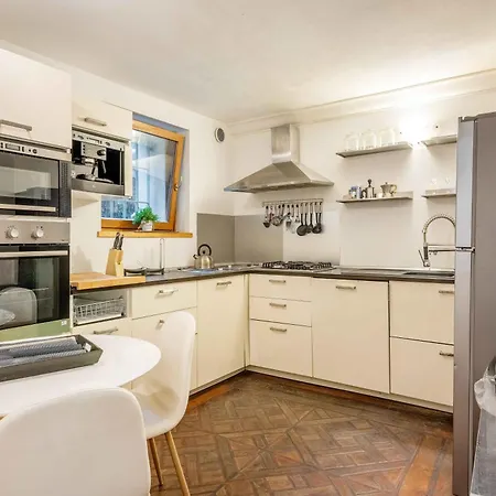 Exclusive 4 Bedrooms Near Duomo 밀라노