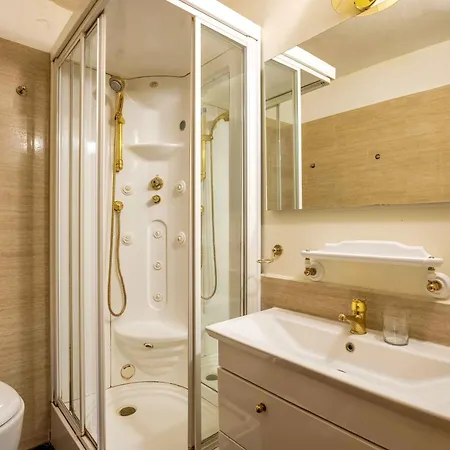 아파트 Exclusive 4 Bedrooms Near Duomo 밀라노