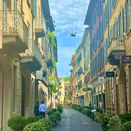 Design On 2 Floors Via Della Spiga Apartment *