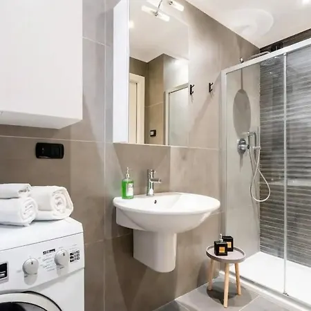 Station, 4-bed With Terrace Apartment