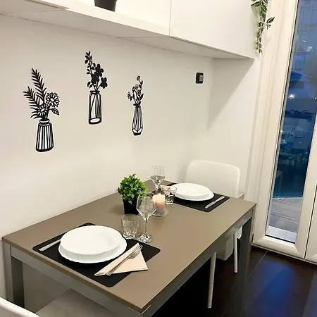 Station, 4-bed With Terrace Apartment