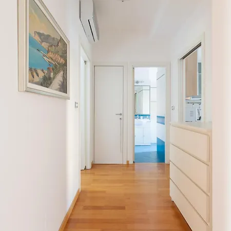 Guesthost - Irnerio- Washington Balcony