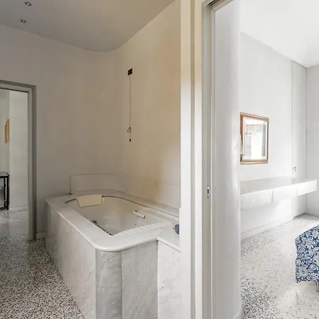 Homycare Stylish With Jacuzzi & Balcony Steps From Duomo *