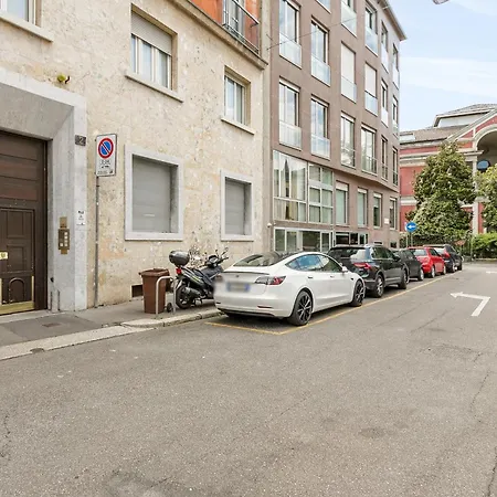 Homycare Stylish With Jacuzzi & Balcony Steps From Duomo Milan