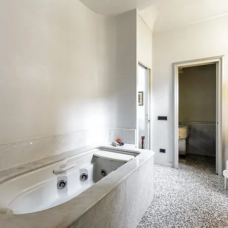 Homycare Stylish With Jacuzzi & Balcony Steps From Duomo *