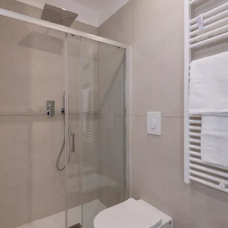 Caracciolo, 28 - Ampio Per 5, Posizione Perfetta * Milano