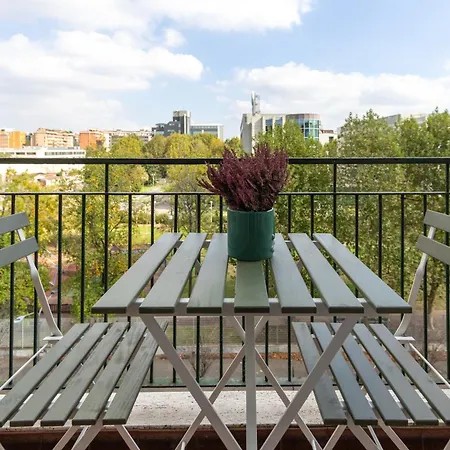 Modern With Balcony And Park View