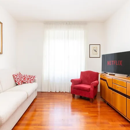 Modern With Balcony And Park View アパート *