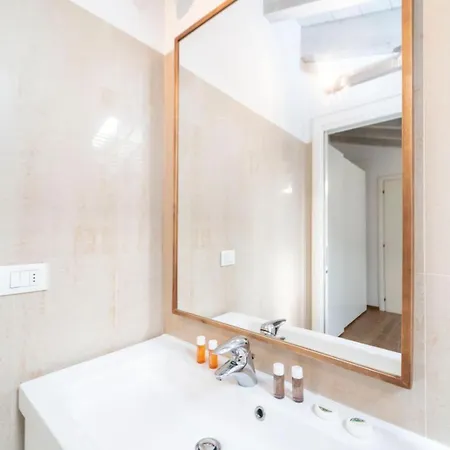 Ampia Mansarda Con Travi A Vista In Zona Isola Apartman