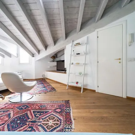 Apartman Ampia Mansarda Con Travi A Vista In Zona Isola Milánó