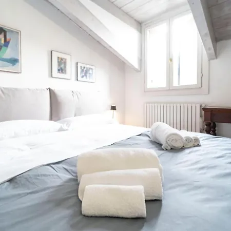Apartman Ampia Mansarda Con Travi A Vista In Zona Isola