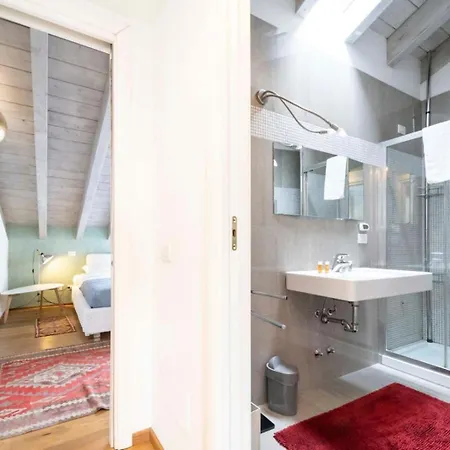 Ampia Mansarda Con Travi A Vista In Zona Isola Apartman *