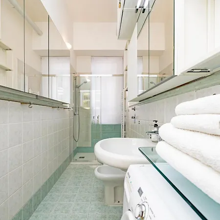 Minimal Near Bocconi ميلان