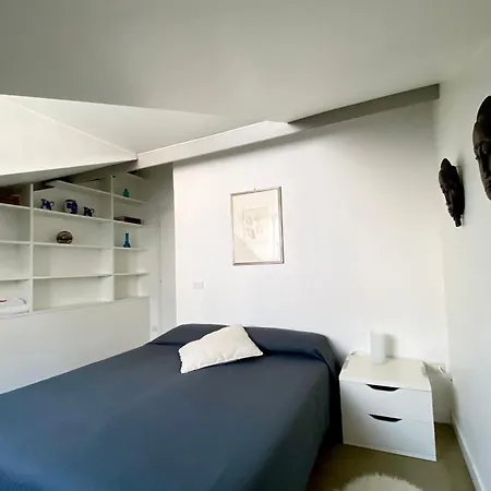 Sant Ambrogio Courtyard In Shared Flat * ميلان