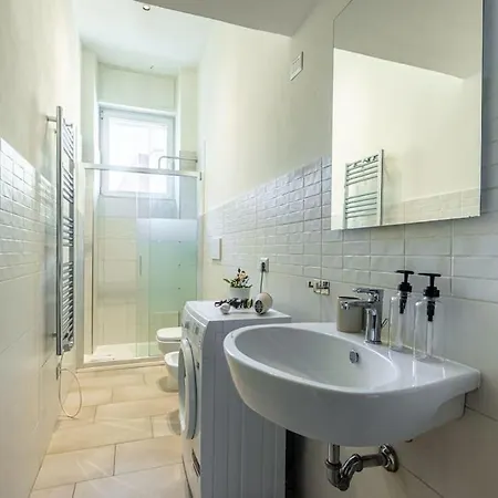 4 Bedrooms, 10 Guests, 250sqm, Terrace, 5mn Duomo * Milano