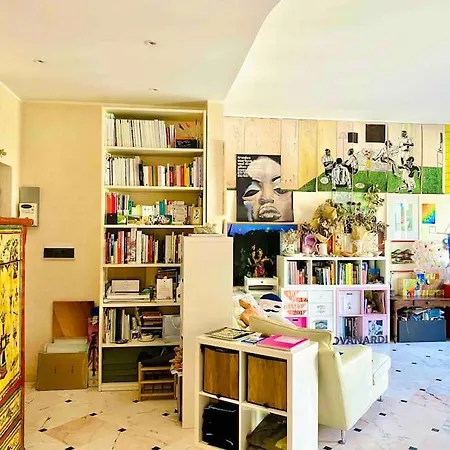 Artistic 2-bedroom Apartment *