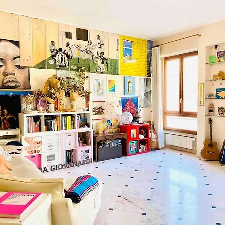 Artistic 2-bedroom Apartment